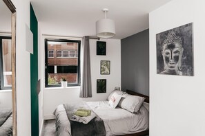 1 dormitorio, tabla de planchar con plancha, wifi y ropa de cama