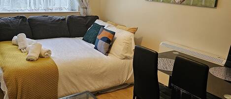 1 slaapkamer, een strijkplank/strijkijzer, wifi, beddengoed