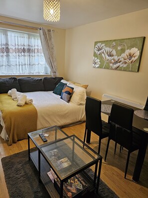 1 slaapkamer, een strijkplank/strijkijzer, wifi, beddengoed