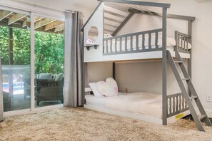 4 Schlafzimmer, Schreibtisch, Bügeleisen/Bügelbrett, Reisekinderbett