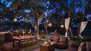 Outdoor dining - 1-Bedroom Suite at a 4⭐️ Hotel (San Antonio)