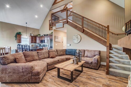 Luxury Lodge for 18, next to SDC, lake views, Indoor/Outdoor pools & splash pads