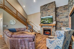 Smart TV, fireplace, video games, DVD player - Luxury Lodge for 18, next to SDC, lake views, Indoor/Outdoor pools & splash pads (Branson)