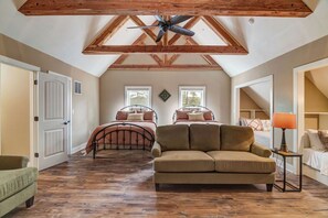 6 Schlafzimmer, Schreibtisch, Bügeleisen/Bügelbrett, Reisekinderbett