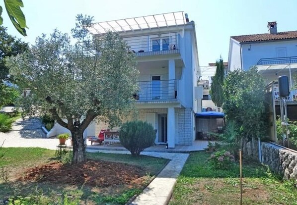 Apartment - Vlado - 300 m From Pebble Beach - SA6 2 (Omisalj)