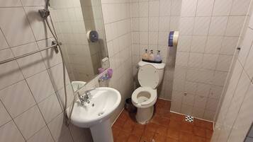 Deluxe Quadruple Room, 2 Double Beds | Bathroom | Slippers