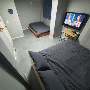 Deluxe Quadruple Room, 2 Double Beds | Soundproofing, free WiFi - Seven Hostel (Seoul)