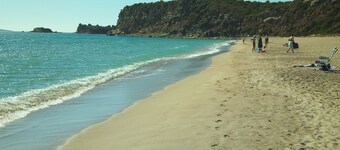 Despite Corona summer vacation on southern Greek beaches