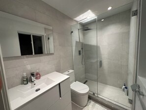 Toallas, jabón, shampoo, papel de baño