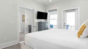 4 bedrooms, iron/ironing board, free WiFi, bed sheets - The Hive a one-minute walk to the beach! Two community pools & nearby Lagoon access (Gulf Shores)