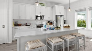 Kjøleskap, mikrobølgeovn, ovn og oppvaskmaskin