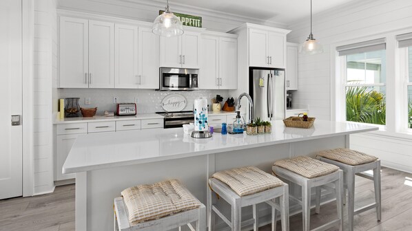 Fridge, microwave, oven, dishwasher - The Hive a one-minute walk to the beach! Two community pools & nearby Lagoon access (Gulf Shores)