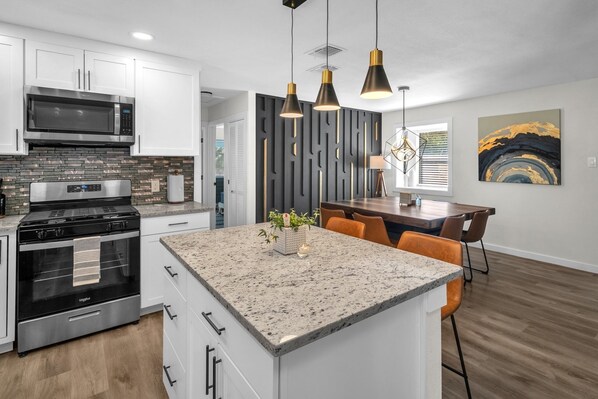 Kjøleskap, mikrobølgeovn, ovn og kokeplater