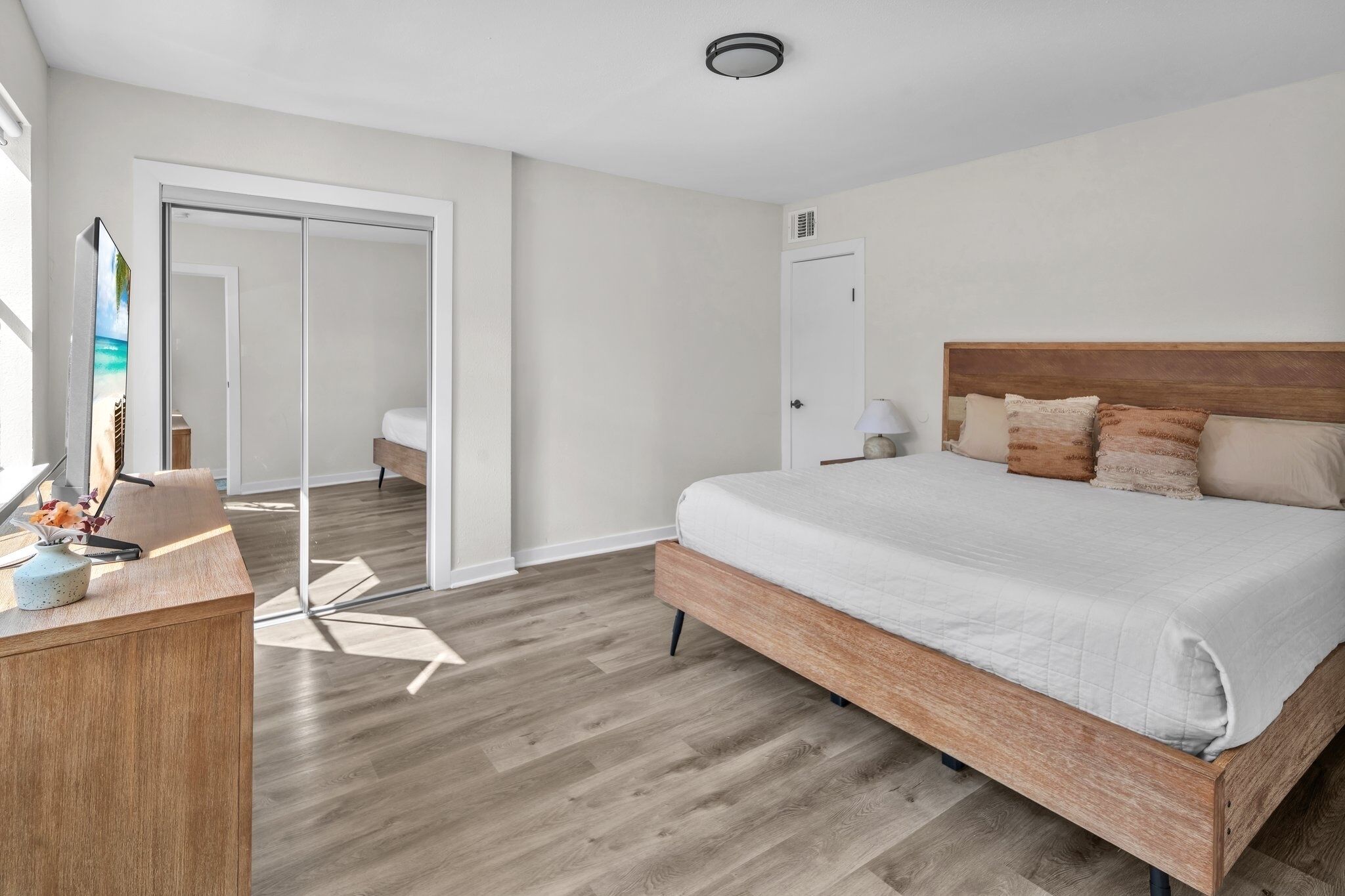 5 slaapkamers, een bureau, een strijkplank/strijkijzer, gratis wifi