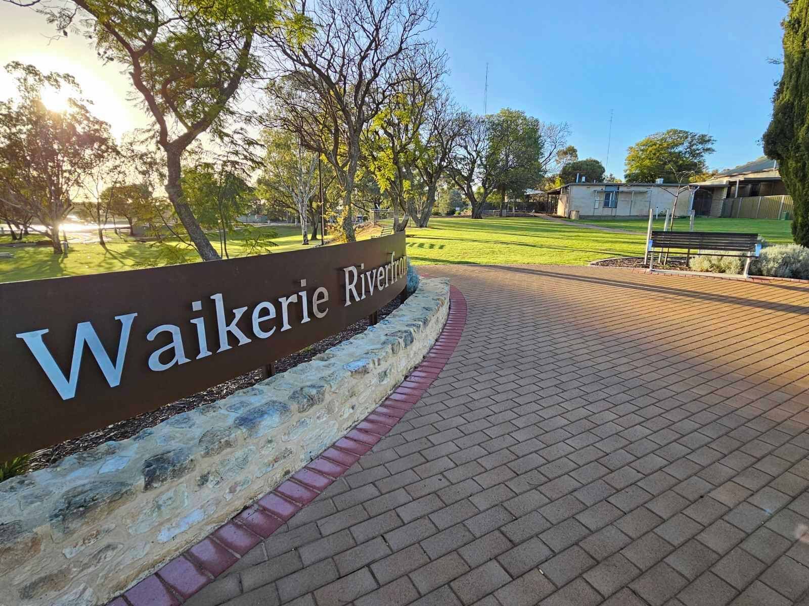 Un chemin pavé mène à un panneau indiquant « Waikerie Riverfront ».