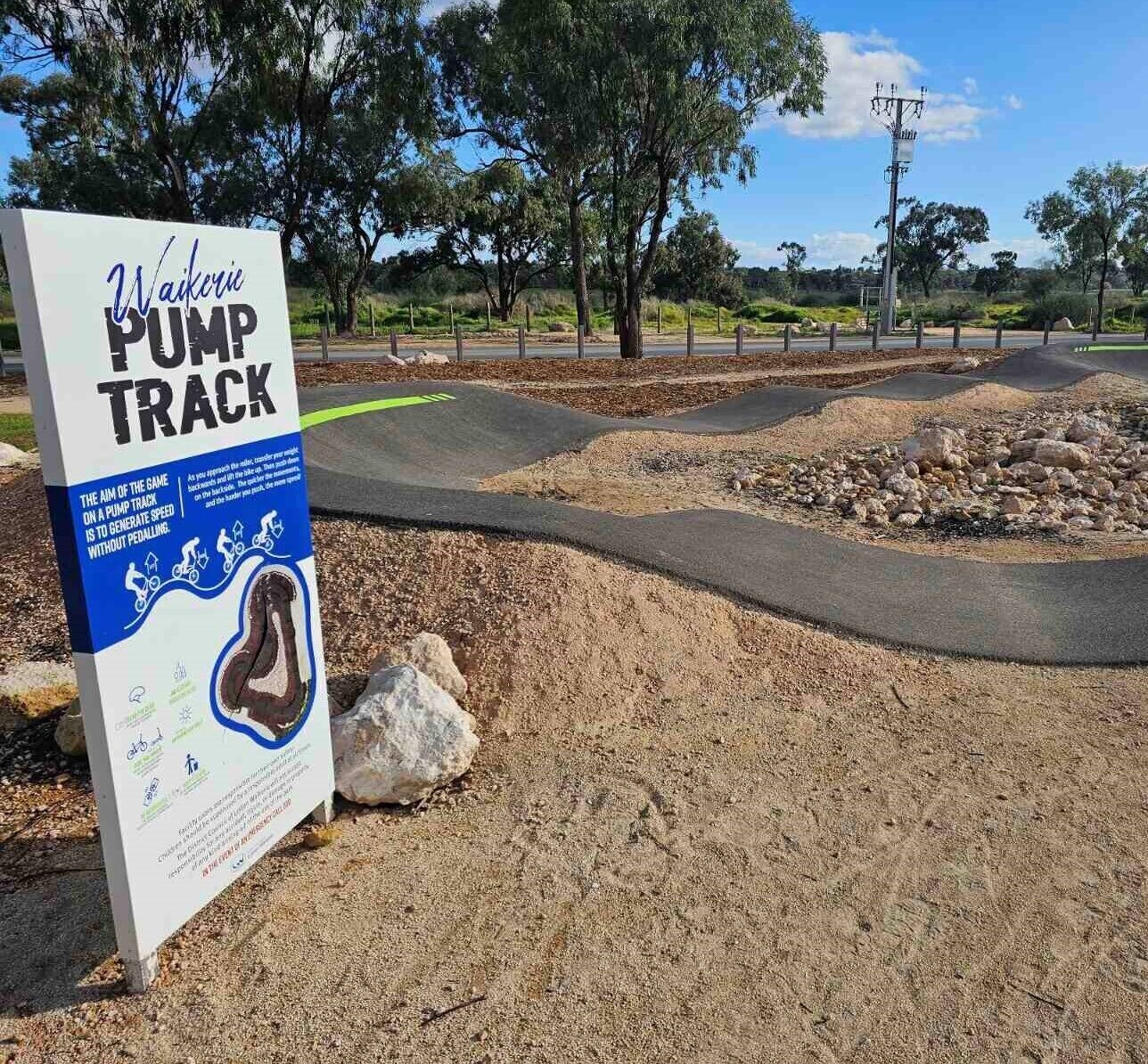 Une pancarte indiquant le « Waikirie Pump Track », avec une description du jeu et un schéma.