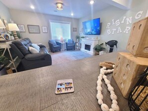 Televisio, takka, videopelejä, DVD-soitin