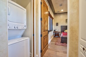 1 bedroom, iron/ironing board, free WiFi