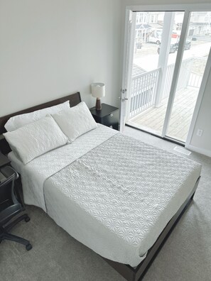Jack and Jill | In-room safe, desk, laptop workspace, blackout drapes - Beautiful rooms with Netflix (Ottawa)