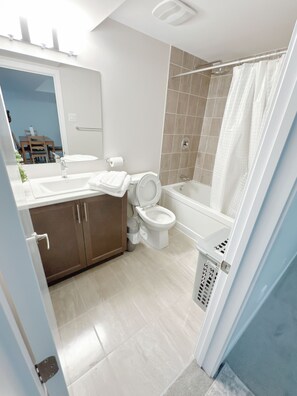 Studio | Bathroom | Hair dryer, towels, soap, shampoo - Beautiful rooms with Netflix (Ottawa)