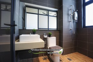 Estudio Deluxe | Baño | Ducha, cabezal de ducha con hidromasaje, secador de pelo y bidé