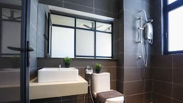 Deluxe Studio | Bathroom | Shower, hydromassage showerhead, hair dryer, bidet
