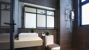 Estudio Deluxe | Baño | Ducha, cabezal de ducha tipo lluvia, secador de pelo y bidé