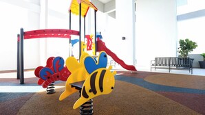 Un espace de jeux pour enfants avec un toboggan et des structures d’escalade.