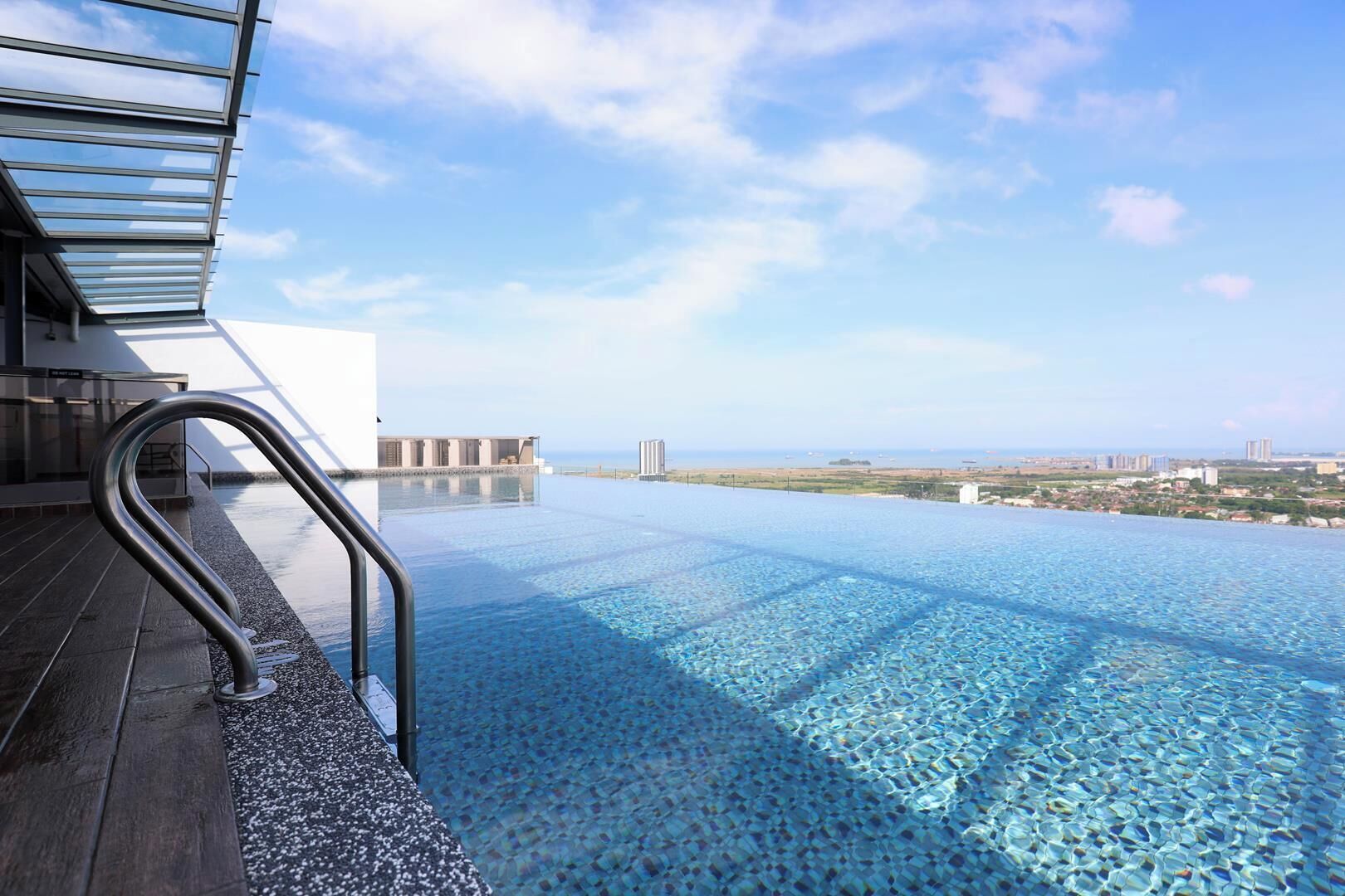 En infinitypool med fri utsikt över stadens silhuett.