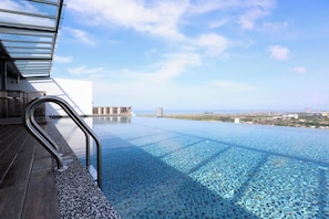 Une piscine  à débordement offrant une vue imprenable sur les gratte-ciel de la ville.