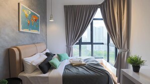 Een moderne slaapkamer met een groot bed, een wereldkaart aan de muur en uitzicht op de stad.