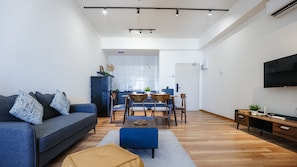 Deluxe Studio | Living area