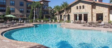 Una piscina al aire libre, una piscina climatizada