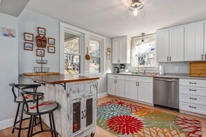 Fridge, microwave, oven, stovetop - Crow`s Nest by Sea Maine (Boothbay Harbor)