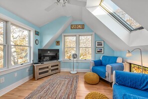 Smart TV, books - Crow`s Nest by Sea Maine (Boothbay Harbor)