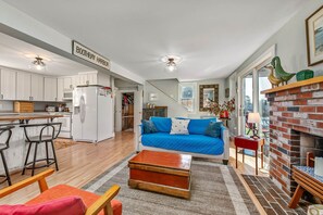 Smart TV, books - Crow`s Nest by Sea Maine (Boothbay Harbor)