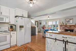 Fridge, microwave, oven, stovetop - Crow`s Nest by Sea Maine (Boothbay Harbor)