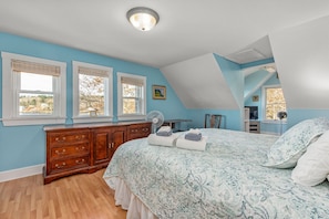 3 bedrooms, desk, iron/ironing board, travel crib