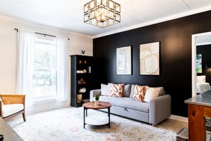 Smart TV - Famous Music Row Presidential Suite with Guitar Pool! (Nashville)