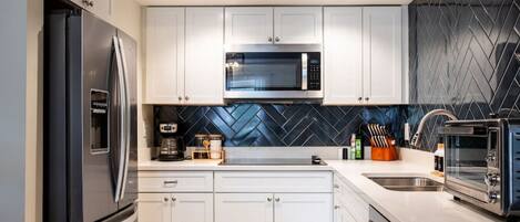 Refrigerador, microondas, horno, placa de cocina