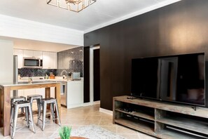 Fridge, microwave, oven, stovetop - Famous Music Row Presidential Suite with Guitar Pool! (Nashville)