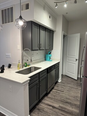 City Apartment | Private kitchen | Full-sized fridge, microwave, oven, stovetop - 7550 Kirby Dr (Houston)