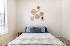 City Apartment " queen bed a sofa bed and a air mattress " | Premium bedding, memory foam beds, individually furnished, desk - 7550 Kirby Dr (Houston)