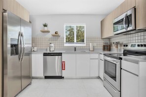 Frigorífico, microondas, horno y placa de cocina