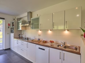 Køleskab, mikrobølgeovn, ovn, kogeplade