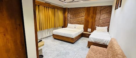 Deluxe-værelse til 3 personer | Opholdsområde | LED-tv, pejs, printere