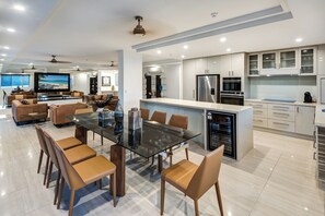 Luxury Apartment | In-room dining - Yacht Harbour Tower 2 (Whitsundays)