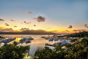 Beach nearby, sun loungers, beach umbrellas, beach towels - Yacht Harbour Tower 2 (Whitsundays)