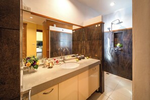 Kostenlose Toilettenartikel, Haartrockner, Bidet, Handtücher