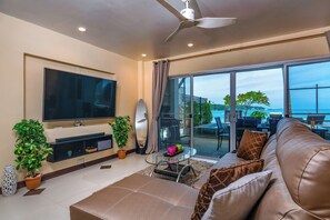 Appartamento Deluxe, 3 camere da letto, cucina, vista mare | Area soggiorno | Smart TV 43 pollici con canali via cavo